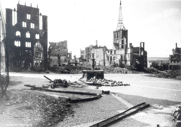 Der zerstörte Hildesheimer Marktplatz // Stadtarchiv Hildesheim
